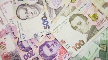 Рахункова палата: грошей на підвищення зарплат і пенсій немає