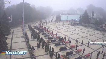 У Керчі прощаються із загиблими при масовому вбивстві