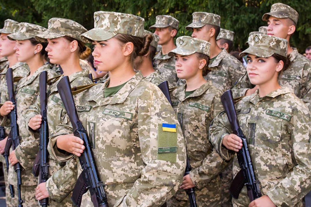 Порошенко підписав закон про посилення позиції жінок в армії