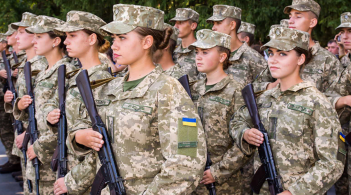 Порошенко підписав закон про посилення позиції жінок в армії