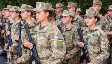 Порошенко підписав закон про посилення позиції жінок в армії