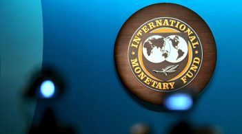 Міжнародний валютний фонд (МВФ) прогнозує зниження рівня сукупного державного (прямого) та гарантованого боргу України до 53 % ВВП до кінця 2023 року.
