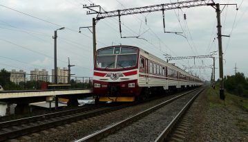Кияни заблокували міську електричку: запізнюється й має мало вагонів