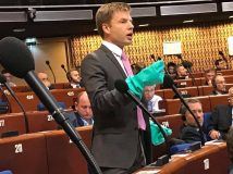 Захиститися від токсичної Росії: Олексій Гончаренко вдягнув на сесію ПАРЄ гумові рукавиці