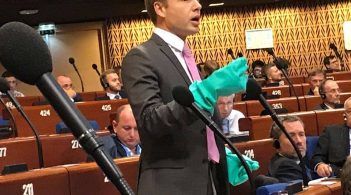 Захиститись від  токсичної Росії: Олексій Гончаренко вдягнув на сесію ПАРЄ захисні гумові рукавиці