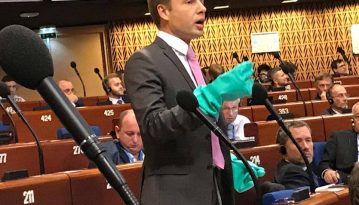 Захиститися від токсичної Росії: Олексій Гончаренко вдягнув на сесію ПАРЄ гумові рукавиці