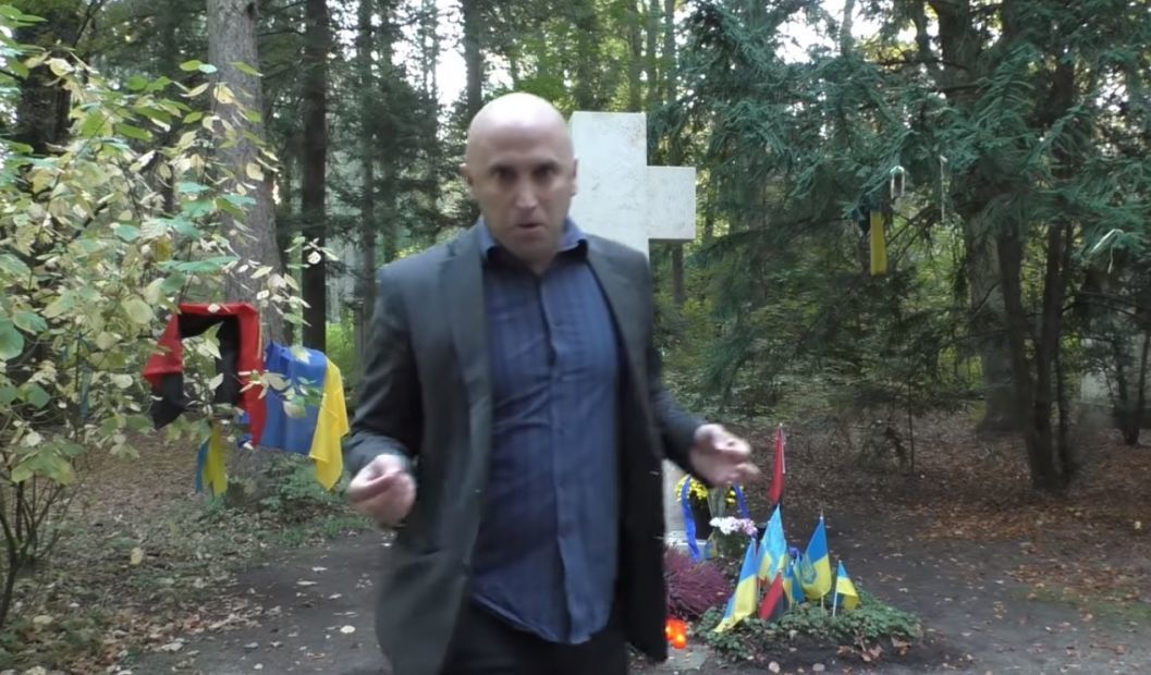 Привіт від Москви: проросійський пропагандист Грем Філліпс поглумився над могилою Бандери