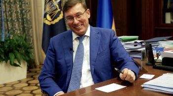 Відставка Юрія Луценка: фейк та гра на публіку, чи небажання чіплятися за владу?