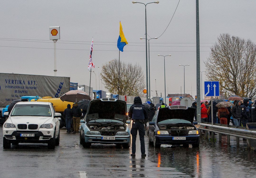«Євробляхери» на кордоні палять шини під дощем