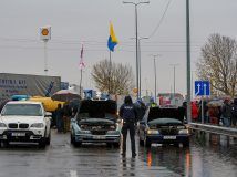 «Євробляхери» на кордоні палять шини під дощем