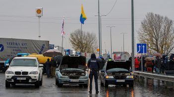 «Євробляхери» на кордоні палять шини під дощем