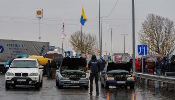 «Євробляхери» на кордоні палять шини під дощем