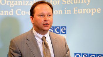 МЗС прокоментувало родинні зв’язки постпреда України при ОБСЄ з кандидатом РФ на пост глави Інтерполу