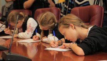 Диктант по радіо писатимуть десятки тисяч українців