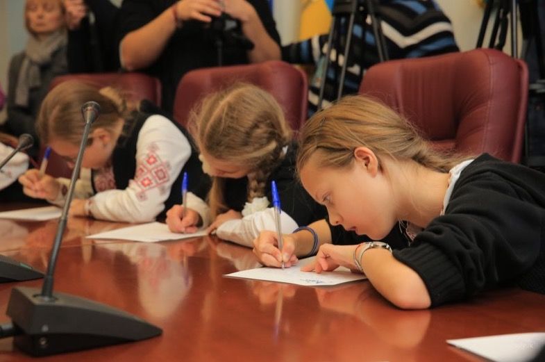 Диктант по радіо писатимуть десятки тисяч українців
