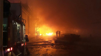 Під Одесою горить маслопереробний завод, вогонь швидко поширюється