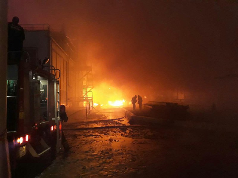 Під Одесою горить маслопереробний завод, вогонь швидко поширюється