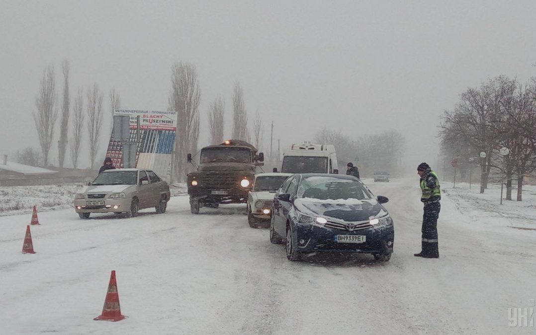 Через снігопад в'їзд вантажівок у Києві обмежено, працюють пункти обігріву