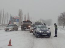 Через снігопад в'їзд вантажівок у Києві обмежено, працюють пункти обігріву