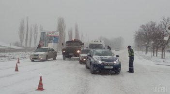 Через снігопад в'їзд вантажівок у Києві обмежено, працюють пункти обігріву