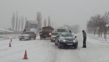Через снігопад в'їзд вантажівок у Києві обмежено, працюють пункти обігріву