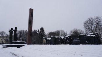 У Львові зносять 30-метрову стелу Монументу слави