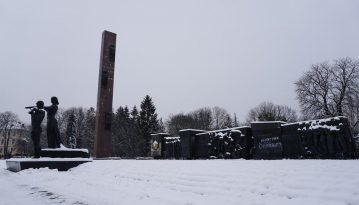 У Львові зносять 30-метрову стелу Монументу слави