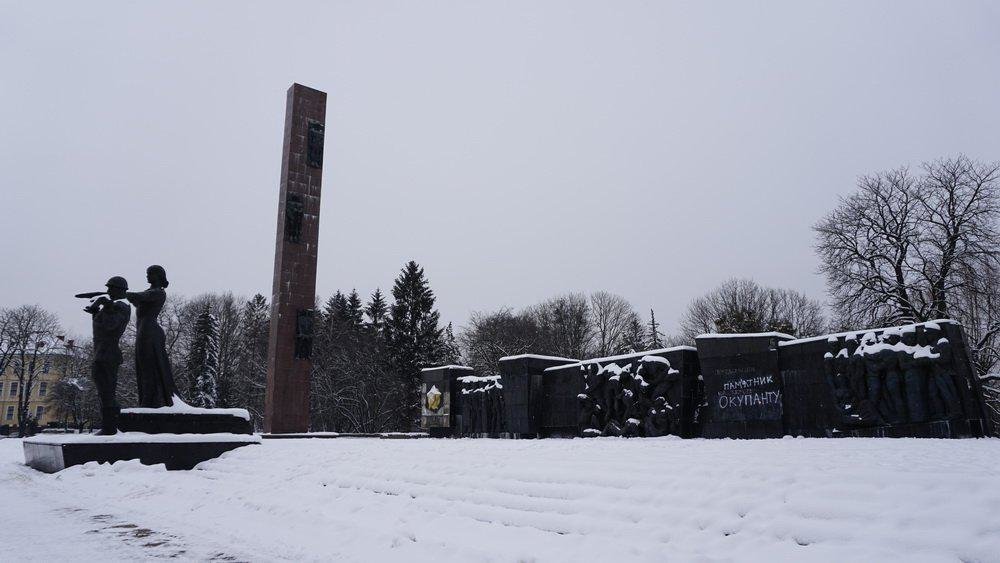 У Львові зносять 30-метрову стелу Монументу слави