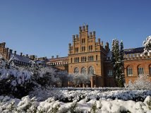 Резиденція в Чернівцях: між духовною величчю та навчальною потребою