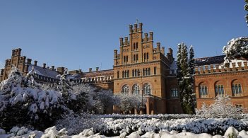 Резиденція в Чернівцях: між духовною величчю та навчальною потребою