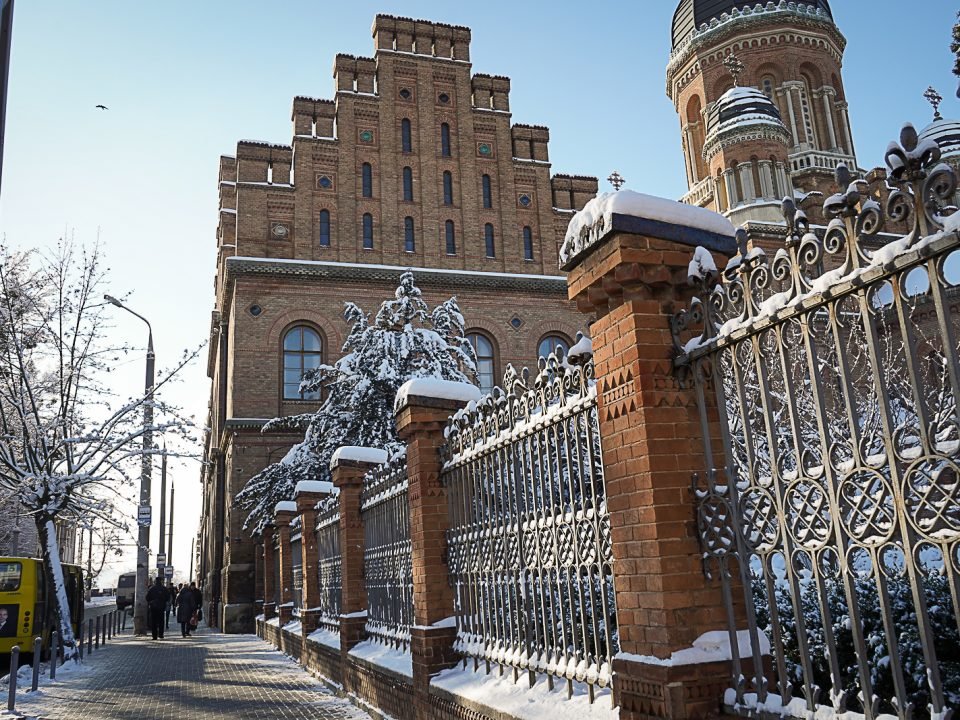Резиденція в Чернівцях: між духовною величчю та навчальною потребою