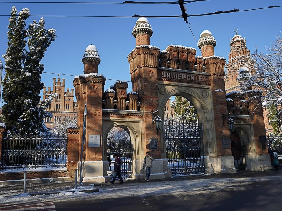 Резиденція в Чернівцях: між духовною величчю та навчальною потребою