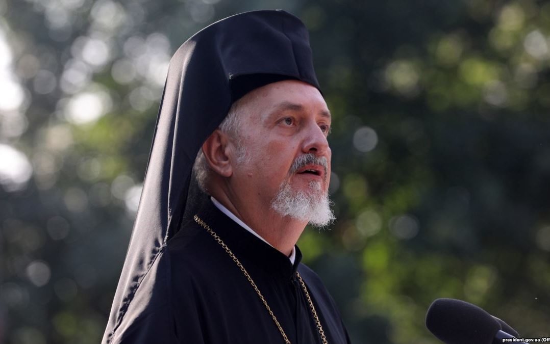 Представник Вселенського патріарха прилетів до Києва готувати собор