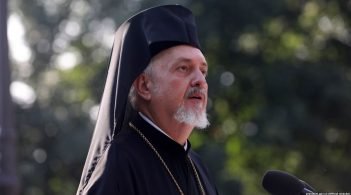 Представник Вселенського патріарха прилетів до Києва готувати собор