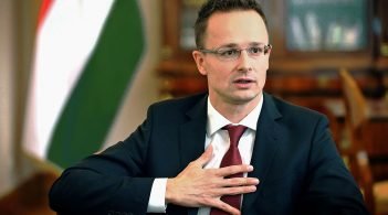 Сіярто заявляє, що Угорщина й далі блокуватиме засідання Комісії Україна-НАТО
