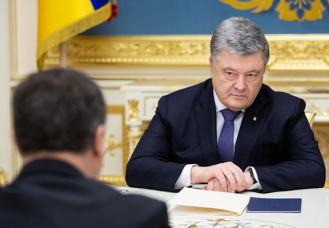 Зменшити свою зарплату та припинити звільнення листонош: Порошенко звернувся до голови «Укрпошти»
