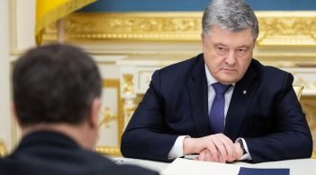 Зменшити свою зарплату та припинити звільнення листонош: Порошенко звернувся до голови «Укрпошти»