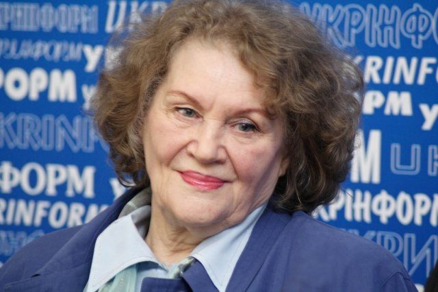 Про життя та власні принципи легендарної письменниці, сучасну літературу, переклади, Чорнобиль, мову та відсутність страху – зі слів самої Ліни Костенко у рубриці «Хто це...»
