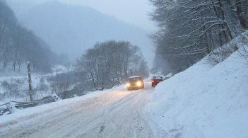 На Закарпатті лавина повністю перекрила трасу