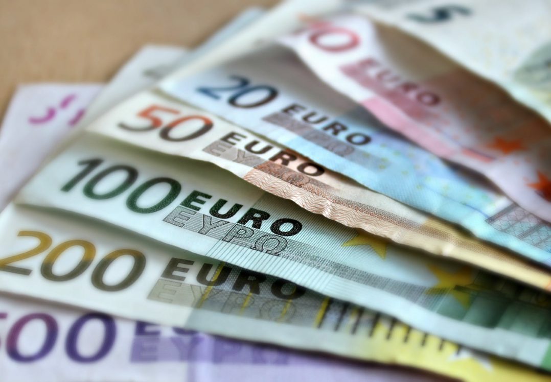 НБУ дозволив обмінювати валюту в банкоматах і терміналах