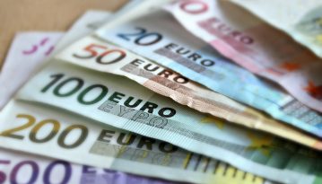 НБУ дозволив обмінювати валюту в банкоматах і терміналах