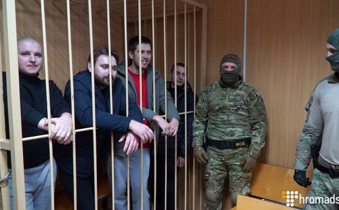 Чотирьом полоненим українським морякам продовжили тримання під вартою до 26 квітня