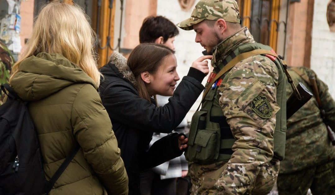 "Усе лишень починалося": історії про любов, яку подарувала війна