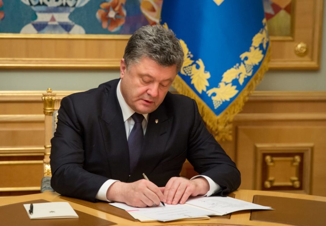 Порошенко підписав закон про заборону російських спостерігачів на виборах