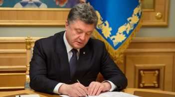 Порошенко підписав закон про заборону російських спостерігачів на виборах