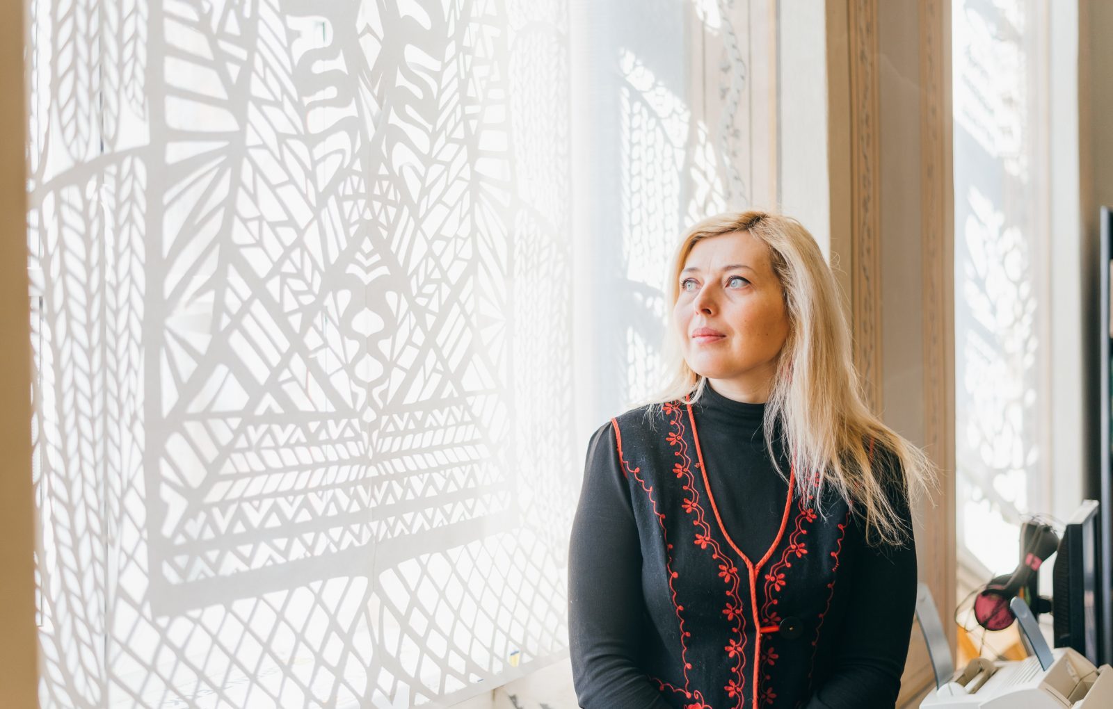 Мисткиня витинання Дарія Альошкіна: «Я сучасний митець, який має міцний традиційний фундамент, я роблю місток між традицією і сучасністю»OP_TYS_ALYOSHKINA_2926