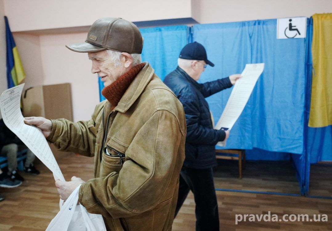 Результати екзит-полу по регіонах: на Заході лідирує Порошенко, Центр, Південь та Схід – за Зеленського