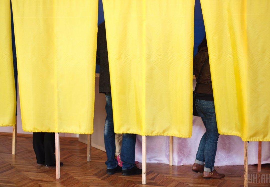 Президентський рейтинг: кожен шостий ще думає, трійка тримається