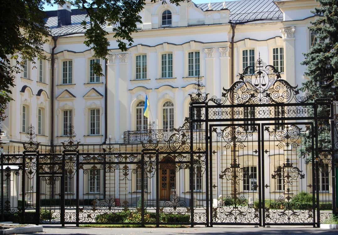Верховний суд не визнав робочі поїздки Порошенка агітацією