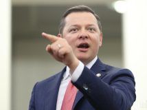 Олег Ляшко порушив таємницю голосування, продемонструвавши бюлетень на камери